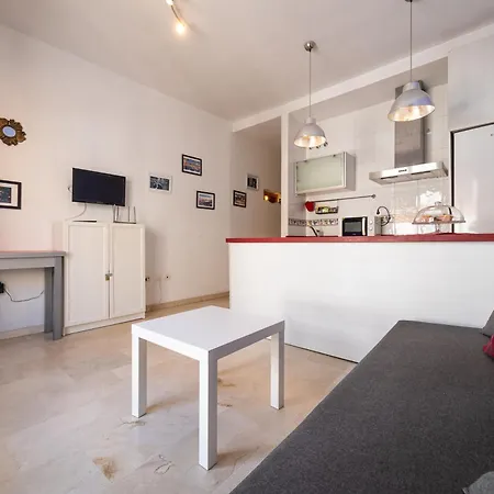 Charming Malaga Stay: Walk To Top Sights Apartament
