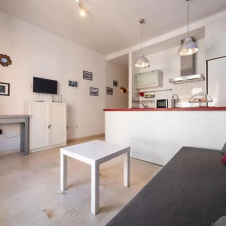 Charming Malaga Stay: Walk To Top Sights Apartament