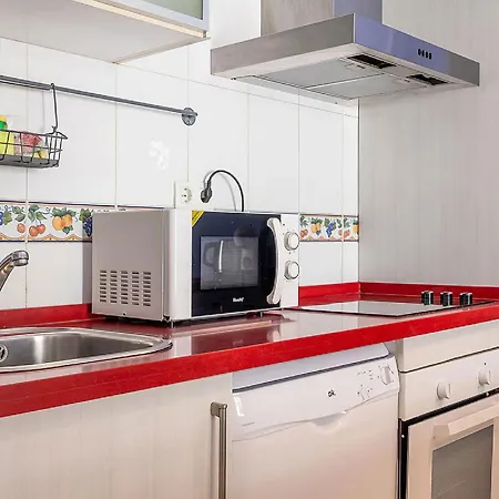 Charming Malaga Stay: Walk To Top Sights Apartament *